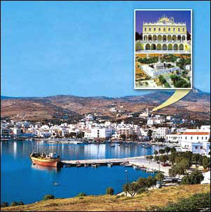 Veduta panoramica del porto di Tinos, nelle Isole Cicladi. 
