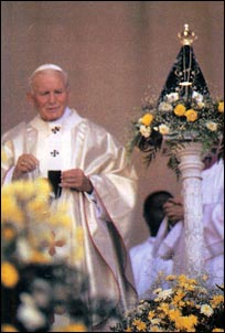 Giovanni Paolo II accanto alla statuetta dellAparecida durante la sua visita in Brasile, nellOttobre 1991.