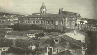 Palazzo del Principe Anni 20 e sullo  sfondo la cupola della matrice di Acicatena