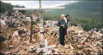 Padre G. Amorth sul colle del Podbrdo, come si presentava ai tempi delle prime apparizioni.