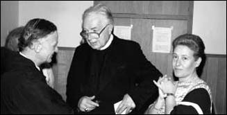 Mons. Frane Franic con la 'miracolata' Diana Basile, il 22.5.1986. Sulla sinistra: p. Mario, iniziatore di "Radio Maria".