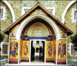 Moderno ingresso al Santuario di Kykkos.
