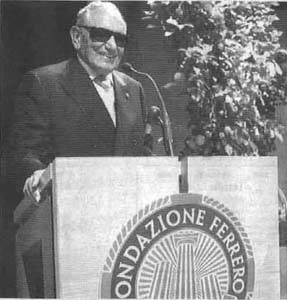 Michele Ferrero durante la premiazione dei dipendenti pi anziani