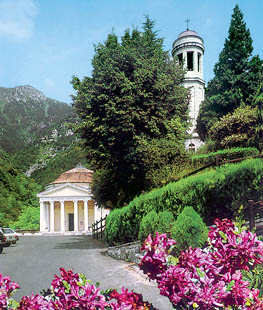 Il Santuario della Madonna di Crespano, immerso nel verde, con le sue linee palladiane.