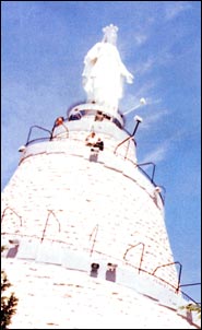 Altra veduta del Santuario e del monumento eretto a "Nostra Signora del Libano".