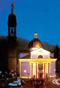 Facciata illuminata del Santuario di Albano Sant'alessandro / Maria  la guida che nella notte della vita ci conduce al Figlio suo benedetto.